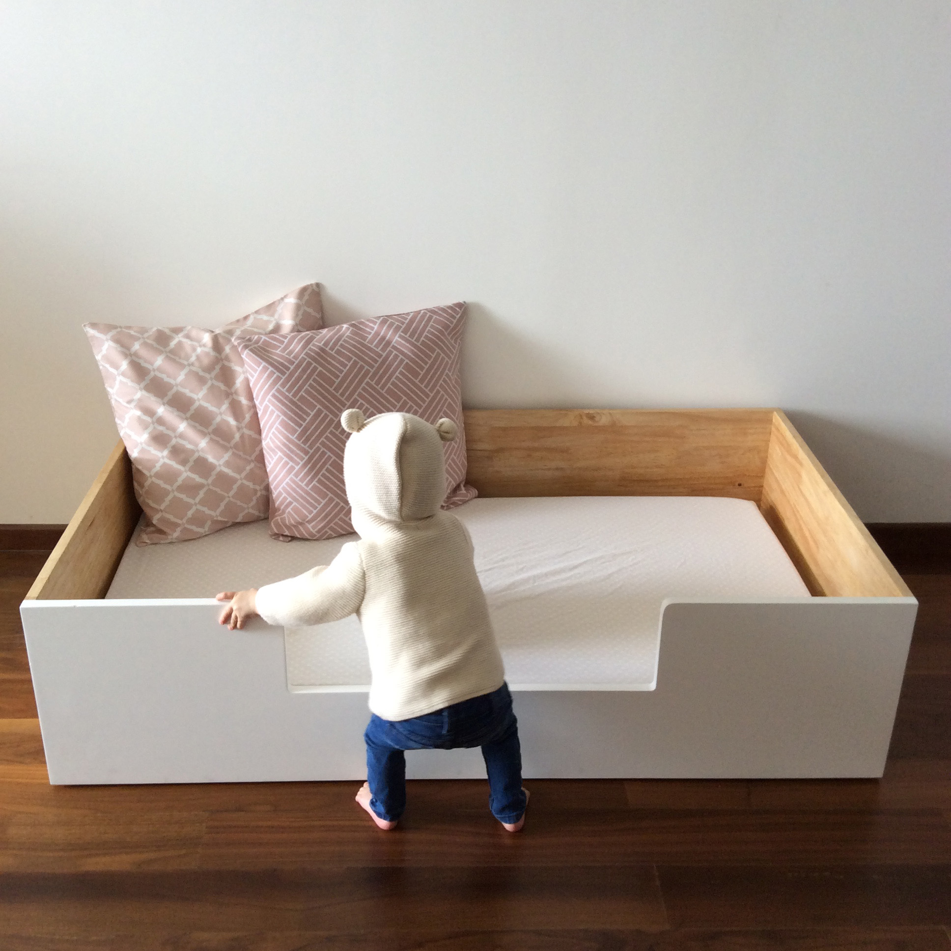Кровать без бортиков. Кроватка Монтессори. Кроватка 120/60 Монтессори. Детская кровать. Низкая кровать Монтессори.